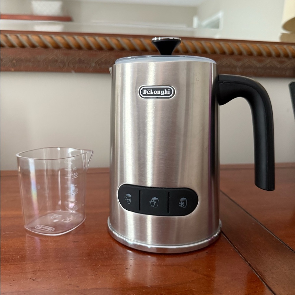 DeLonghi LatteMix Hot and Cold Frother